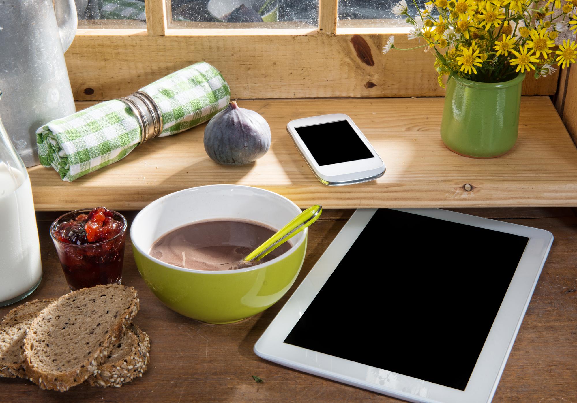 Mesa con recetas y tablet para curso online